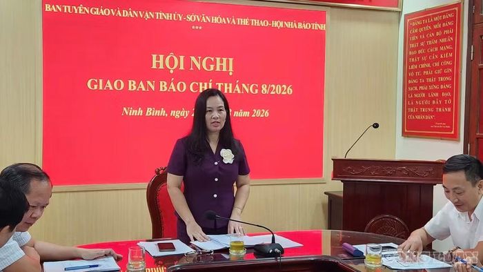Phó Trưởng Ban Tuyên giáo và Dân vận Tỉnh ủy Ninh Bình Nguyễn Thị Kim Phượng phát biểu tại hội nghị.