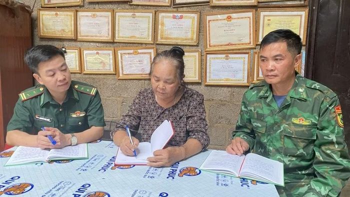 Người có uy tín ở tỉnh Cao Bằng thường xuyên phối hợp cùng cán bộ, chiến sĩ Đồn Biên phòng tuyên truyền, vận động nhân dân - Ảnh: Quốc Sơn.
