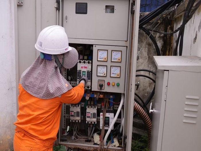 Những nữ CBCNV ngành Điện ngày càng khẳng định vai trò bằng năng lực chuyên môn, tinh thần trách nhiệm và sự tận tâm với công việc.