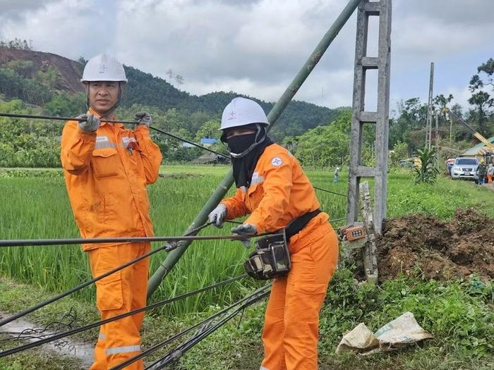 Màu áo cam không phân biệt nam hay nữ - mỗi CBCNV đều đang góp sức giữ dòng điện an toàn, ổn định phục vụ khách hàng.
