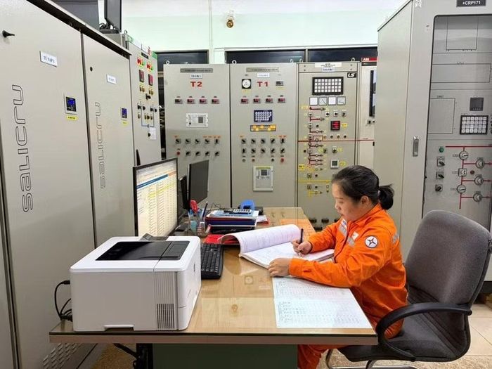Chị Lý Thị Thanh Nga - Xí nghiệp Lưới điện cao thế Thái Nguyên thường xuyên đảm nhận những ca trực đêm, góp phần giữ dòng điện vận hành an toàn, liên tục.
