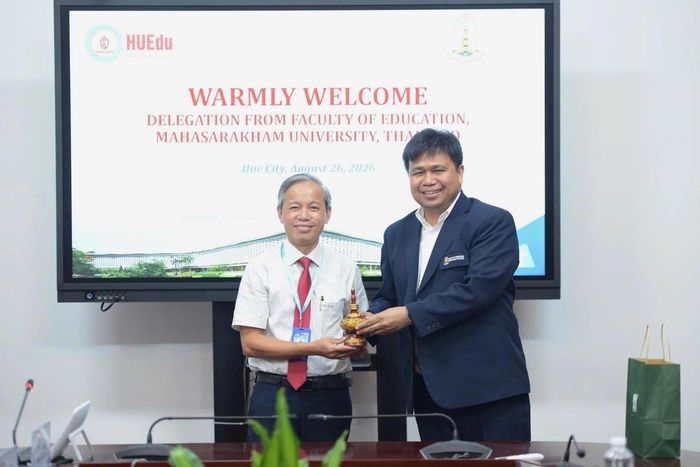 TS. Prasong Saihong trao món quà lưu niệm mang đậm nét văn hóa Thái Lan cho TS. Lê Hồ Sơn, thể hiện tình hữu nghị và sự gắn kết bền chặt giữa hai nhà trường.