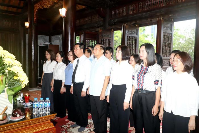 Đoàn Sở Tư pháp tỉnh Tuyên Quang tổ chức Lễ dâng hương báo công tại Đền thờ Chủ tịch Hồ Chí Minh tại Quảng trường Nguyễn Tất Thành. (Ảnh: Lê Hanh)