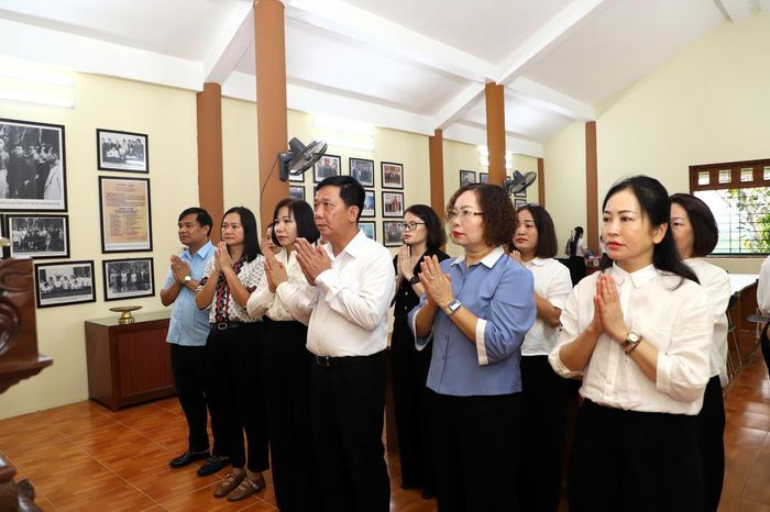 Đoàn dâng hương tại nhà thờ khu di tích Bộ Tư pháp. (Ảnh: Lê Hanh)