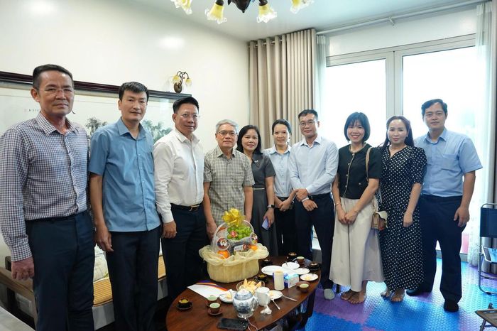 Thứ trưởng Nguyễn Thanh Ngọc cùng đoàn thăm hỏi gia đình nguyên Thứ trưởng Đinh Trung Tụng. (Ảnh: H.Giang)