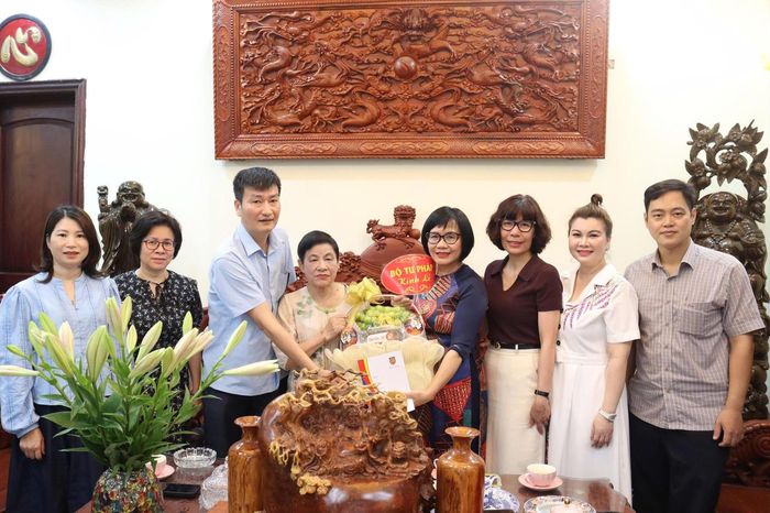 Thứ trưởng Đặng Hoàng Oanh cùng đoàn thăm hỏi gia đình cố Thứ trưởng Nguyễn Văn Sản. (Ảnh: T.Oanh)