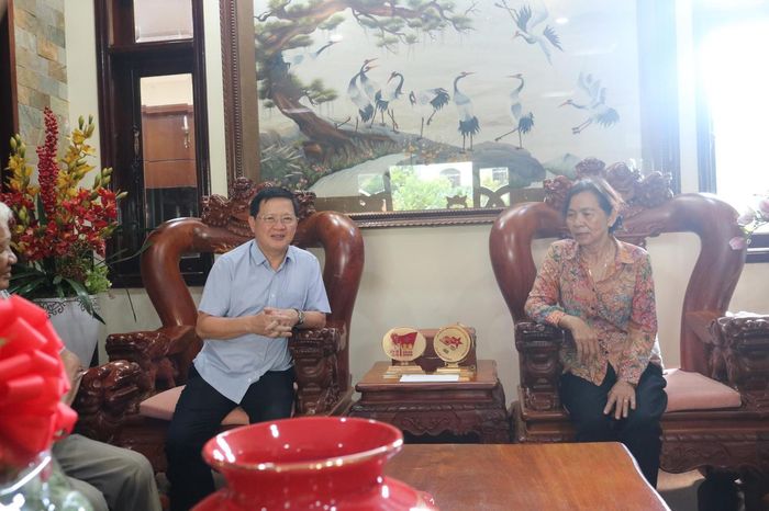 Tại Đồng Nai, Thứ trưởng Mai Lương Khôi cùng đại diện một số đơn vị thuộc Bộ đã đến thăm bà Lê Thị Thu Ba, nguyên Ủy viên Trung ương Đảng, nguyên Thứ trưởng Bộ Tư pháp, tại nhà riêng ở phường Trấn Biên, TP Đồng Nai. (Ảnh: Tiến Dũng)