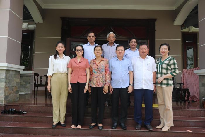 Thứ trưởng Mai Lương Khôi và đoàn công tác chụp ảnh lưu niệm cùng nguyên Thứ trưởng Lê Thị Thu Ba. (Ảnh: Tiến Dũng)