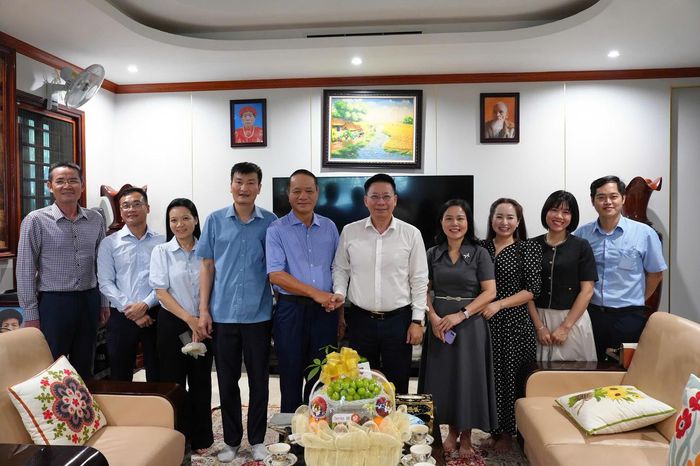 Thứ trưởng Nguyễn Thanh Ngọc cùng đoàn thăm hỏi gia đình nguyên Thứ trưởng Nguyễn Thuý Hiền. (Ảnh: H.Giang)