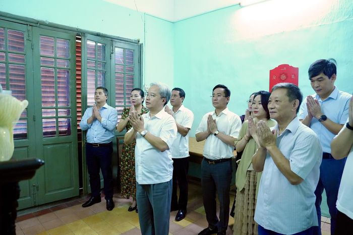 Phó Bí thư chuyên trách Đảng uỷ Bộ Tư pháp Nguyễn Quang Thái thắp hương, thăm hỏi gia đình cố Bộ trưởng Phan Hiển. (Ảnh: H.Dung)