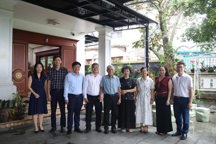 Thứ trưởng Bộ Tư pháp Nguyễn Thanh Tú và đoàn thăm hỏi nguyên Thứ trưởng Hoàng Thế Liên. (Ảnh: H.Mây)