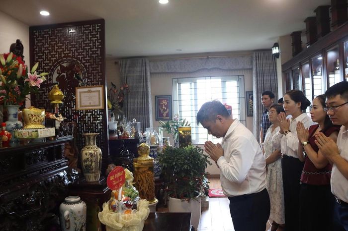 Thứ trưởng Bộ Tư pháp Nguyễn Thanh Tú và đoàn thăm hỏi gia đình cố Thứ trưởng Đào Xuân Miễn. (Ảnh: H.Mây)