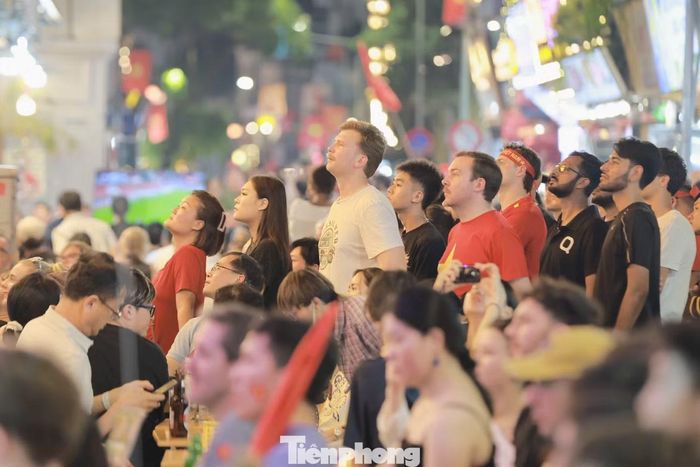  Trên những bàn ăn, các cuộc trò chuyện liên tục ngắt quãng mỗi khi bóng được đưa về gần khung thành. Nhiều người đứng bật dậy, nín thở dõi theo từng pha bóng﻿, rồi lập tức hòa vào tiếng reo hò khi tuyển Việt Nam ghi bàn. 