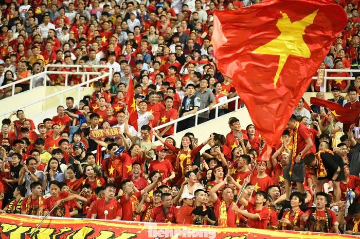 Bóng đá một lần nữa xóa nhòa khoảng cách về ngôn ngữ và quốc tịch. Giữa những cái ôm, cái bắt tay và nụ cười rạng rỡ, người Việt Nam cùng những du khách đến từ nhiều quốc gia chia sẻ chung niềm vui chiến thắng.