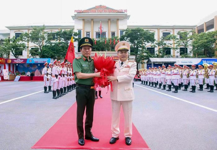 Đại tướng Lương Tam Quang - Ủy viên Bộ Chính trị, Bí thư Đảng ủy Công an Trung ương, Bộ trưởng Bộ Công an tặng hoa chúc mừng Trung tướng, PGS.TS Lê Quang Bốn - Giám đốc Học viện PCCC và CNCH.