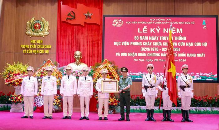 Học viện PCCC và CNCH vinh dự đón nhận Huân chương Bảo vệ Tổ quốc hạng Nhất.