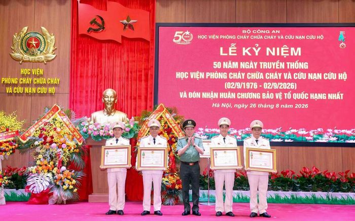 Đại tướng Lương Tam Quang, Bộ trưởng Bộ Công an trao tặng Huân chương Bảo vệ Tổ quốc hạng Nhất, Nhì cho các tập thể và cá nhân của Học viện PCCC và CNCH.