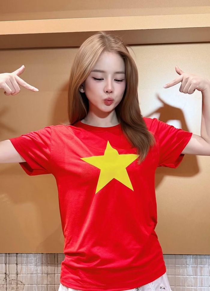 DJ Mie mặc áo cờ đỏ sao vàng để ủng hộ đội tuyển.