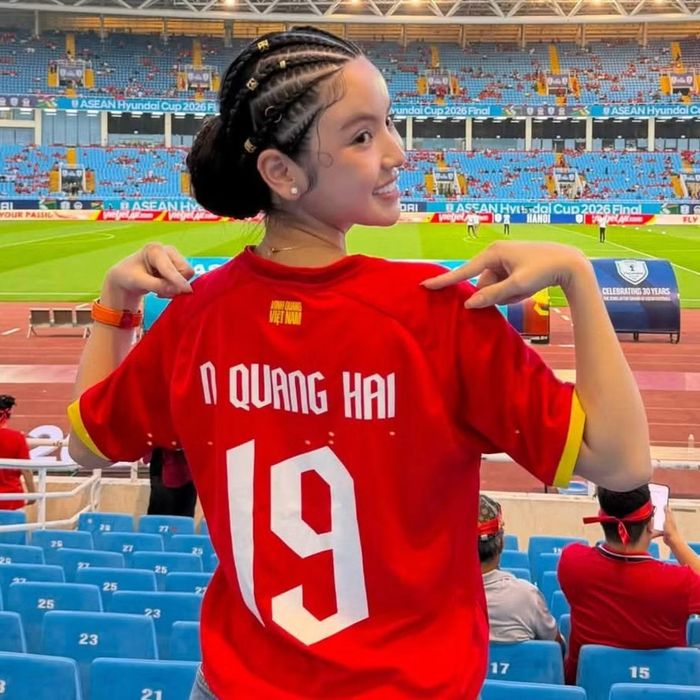 Chu Thanh Huyền - vợ tiền vệ Nguyễn Quang Hải - có mặt trên khán đài cùng người thân. Cô xuất hiện với kiểu tóc tết đặc biệt, liên tục chia sẻ video cập nhật diễn biến trận đấu và khoảnh khắc ăn mừng của chồng cùng đồng đội. Các bài đăng trên tài khoản Facebook của Chu Thanh Huyền nhận được lượng tương tác rất lớn.