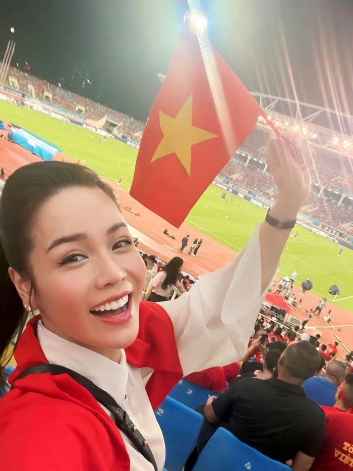 Diễn viên, ca sĩ Nhật Kim Anh cũng có mặt ở sân Mỹ Đình tối 26/8, hòa vào biển người phủ đỏ các khán đài.