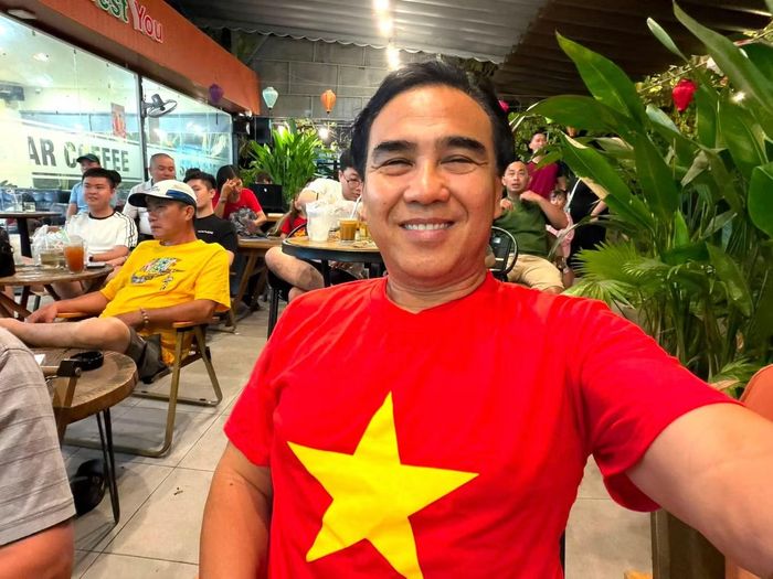 MC Quyền Linh theo dõi trận đấu tại quán cà phê.