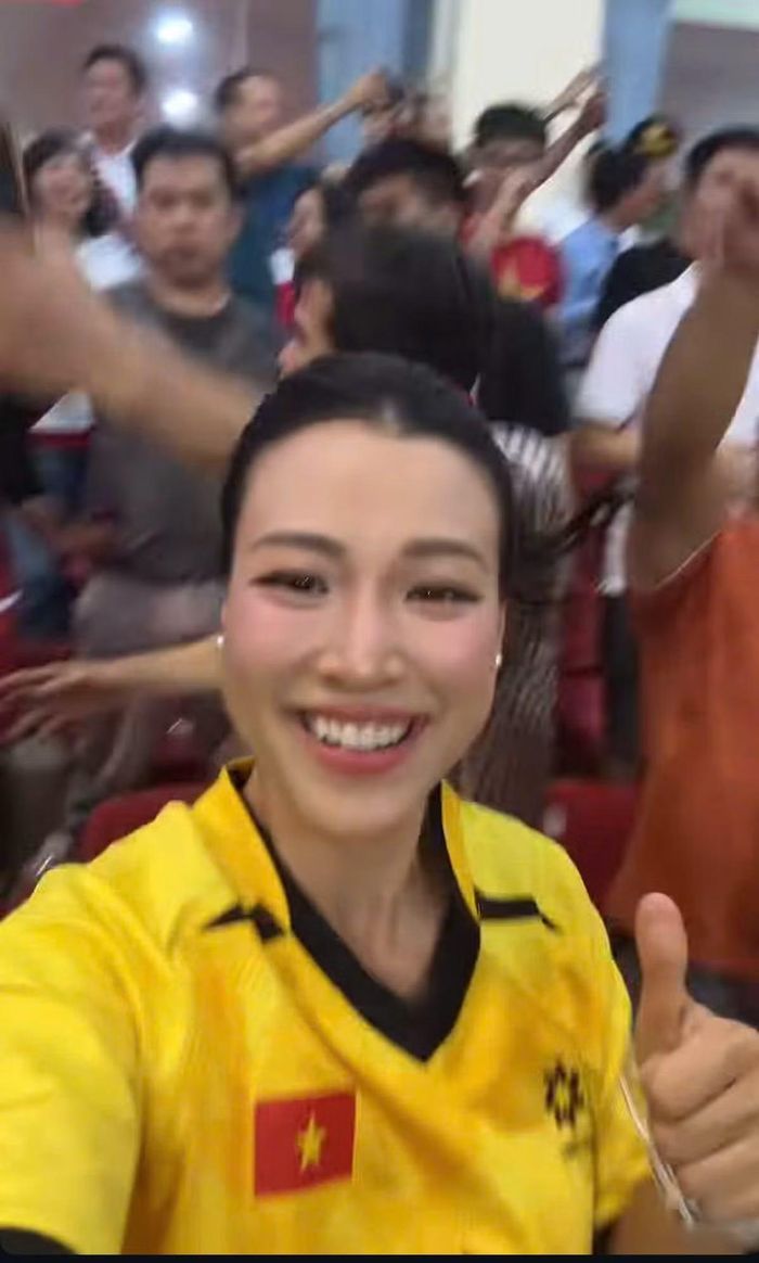 MC Hoàng Oanh là người đang vướng tin hẹn hò với thủ môn Lê Giang Patrik. Ra sân cổ vũ đội tuyển tối 26/8, Hoàng Oanh mặc áo đấu số 1 - trùng với số áo của Lê Giang.