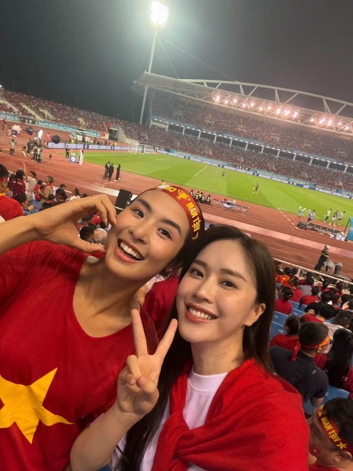 Người đồng hành với Hoa hậu Ngọc Hân trên khán đài là MC Mai Phương.