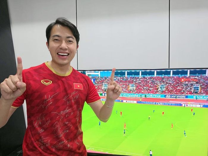 Cris Phan minh họa tỷ số trận đấu khi hai đội cùng ghi được một bàn thắng.