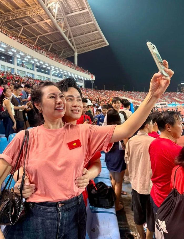 Sau màn trình diễn trên sân Mỹ Đình, ca sĩ Tùng Dương chia sẻ: "Tôi vẫn còn nguyên cảm xúc sau khi bước xuống sân khấu. Được hát trong không khí của trận chung kết ASEAN Hyundai Cup 2026, trước rất đông khán giả và những người hâm mộ bóng đá, với tôi là khoảnh khắc thực sự đặc biệt. Tôi nghĩ đó là khoảnh khắc âm nhạc và bóng đá gặp nhau, cùng lan tỏa tinh thần Việt Nam và tình yêu dành cho bóng đá khu vực. Với tôi, đây là hình ảnh rất đẹp và chắc chắn là kỷ niệm khó quên".