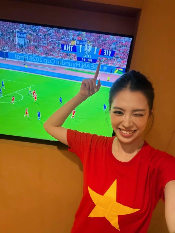 Hoa hậu Trần Tiểu Vy chụp lại khoảnh khắc tuyển Việt Nam gỡ hòa 1-1.