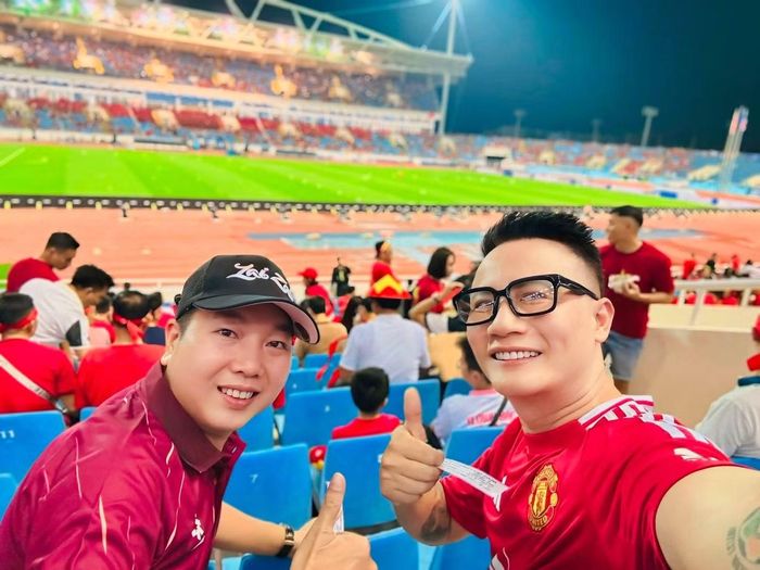 Hoàng Bách tranh thủ lịch quay tại Hà Nội để đến sân trước giờ thi đấu. Trước giờ bóng lăn, nam ca sĩ dự đoán Việt Nam có thể hòa 1-1 hoặc thắng 2-1.