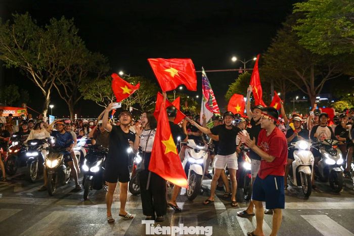 Dòng người ăn mừng kéo dài trong đêm. Cờ Tổ quốc tung bay, tiếng kèn và tiếng hô “Việt Nam vô địch” vang lên giữa phố, tạo nên không khí sôi động sau chiến thắng trước Thái Lan.
