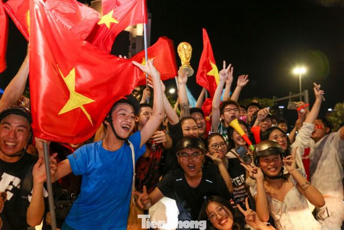 Không khí ăn mừng diễn ra sôi động tại khu vực trung tâm. Các nhóm cổ động viên vừa di chuyển vừa hát, hô khẩu hiệu và vẫy cờ. Nhiều gia đình, nhóm bạn trẻ cũng xuống phố để hòa chung niềm vui chiến thắng.
