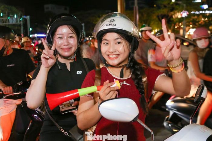 Chị Nguyễn Thư Trang - một cổ động viên - chia sẻ: “Chiến thắng này quá tuyệt vời. Chúng tôi đã chờ đợi khoảnh khắc này từ trước trận và ngay khi Việt Nam vô địch, mọi người cùng nhau xuống đường để ăn mừng”.