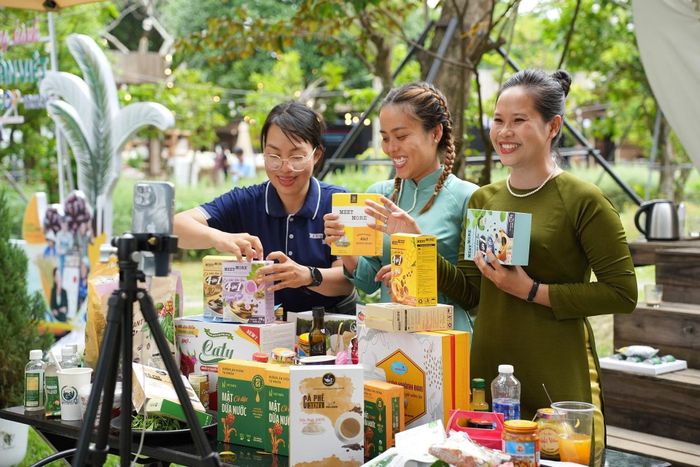 Mạng xã hội mở ra cơ hội để người trẻ sáng tạo, kinh doanh và lan tỏa những giá trị tích cực.