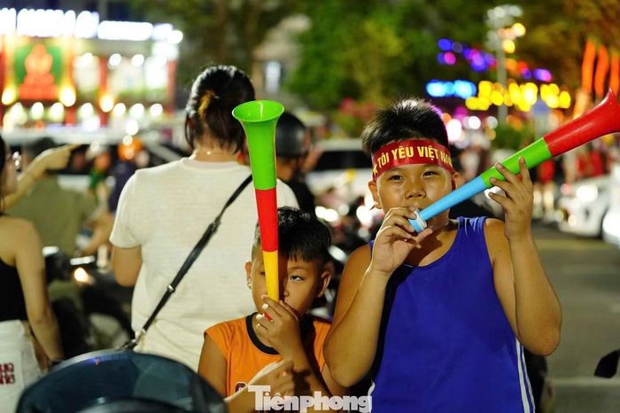 Các cổ động viên nhí đổ xuống đường ăn mừng chiến thắng.
