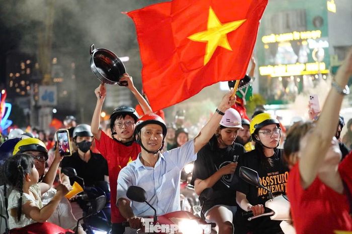 Ngay sau đó, người hâm mộ từ nhiều khu vực tập trung về các tuyến đường trung tâm, mang theo cờ Tổ quốc, băng rôn và áo cờ đỏ sao vàng để hòa chung niềm vui chiến thắng.