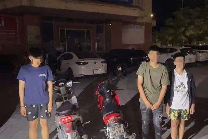 Các trường hợp tụ tập chạy xe thành đoàn, không đội mũ bảo hiểm.