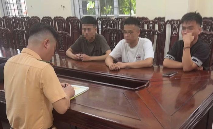 Phòng CSGT xử lý các trường hợp vi phạm.