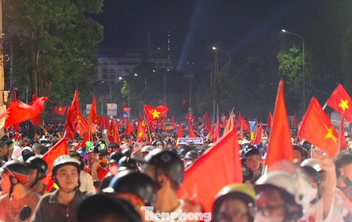 Cờ đỏ sao vàng tung bay trên những dòng xe nối dài. Tiếng hò reo, tiếng còi xe và những câu hát mừng chiến thắng vang lên không ngớt.