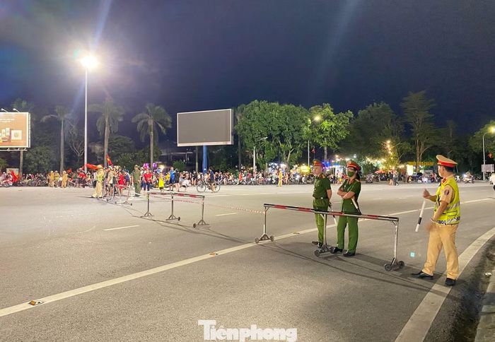Để bảo đảm an ninh trật tự và an toàn giao thông, trước khi trận đấu diễn ra, Công an tỉnh Nghệ An đã huy động đông đảo cán bộ, chiến sĩ làm nhiệm vụ tại các tuyến đường, vòng xuyến, nút giao trọng điểm. Lực lượng chức năng tổ chức phân luồng, điều tiết giao thông, hạn chế phương tiện đi vào một số tuyến phố trung tâm như Trường Thi, Hồ Tùng Mậu nhằm giảm nguy cơ ùn tắc.