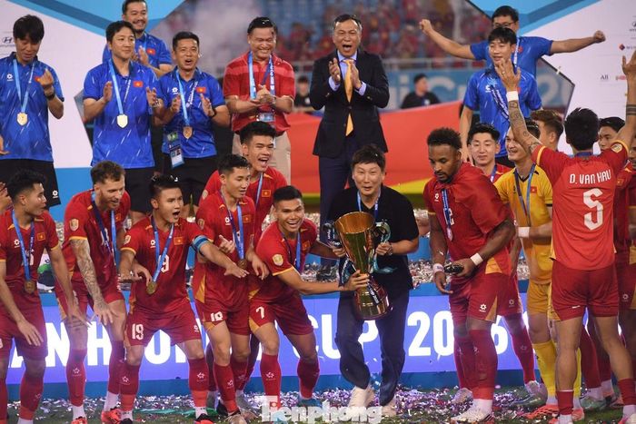 HLV Kim Sang-sik và các học trò rạng rỡ bên cúp vàng. Họ cùng nhau bảo vệ thành công danh hiệu nhà vô địch ASEAN Cup giành được từ năm 2024.