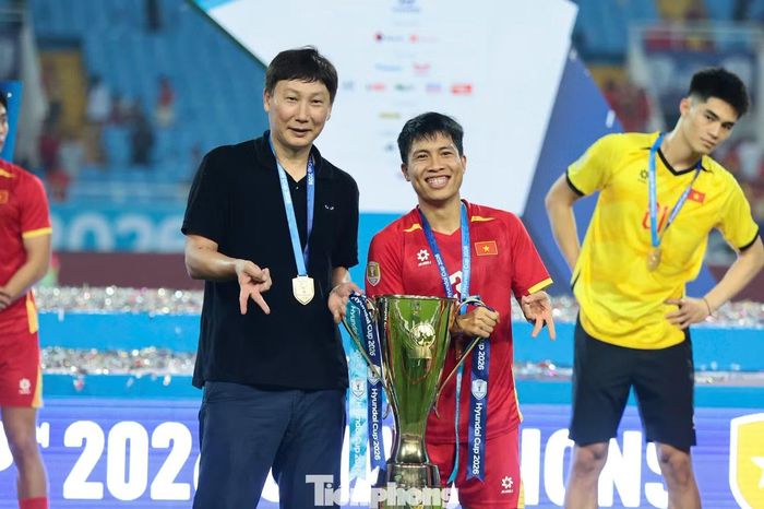 Các cầu thủ lưu giữ lại khoảnh khắc đáng nhớ bên cúp vàng và HLV Kim Sang-sik.