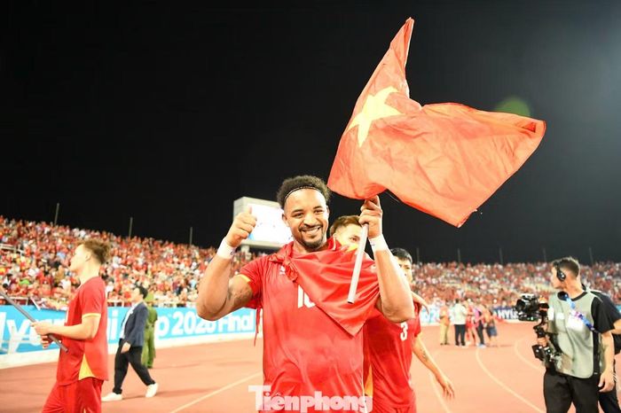 Xuân Son không quên lá cờ đỏ sao vàng trong khoảnh khắc đáng tự hào này. Sau ASEAN Cup 2024, anh gặp chấn thương nghiêm trọng và mất nhiều thời gian để hồi phục. Thành tích ấn tượng tại mùa giải 2026 giúp anh tái khẳng định vị thế hàng đầu Đông Nam Á.