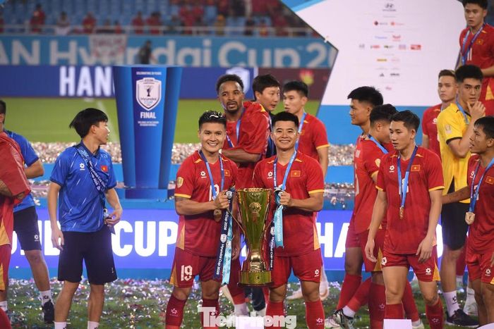 Quang Hải, Đình Bắc và các đồng đội không bỏ lỡ cơ hội được chụp ảnh cùng cúp vô địch. Họ đã có mùa thi đấu rực rỡ, nỗ lực trong những tháng qua và được đền đáp xứng đáng bằng thành tích hiện tại.