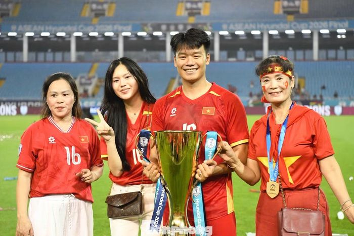 Người nhà xuống sân chúc mừng hậu vệ Nguyễn Thành Chung.