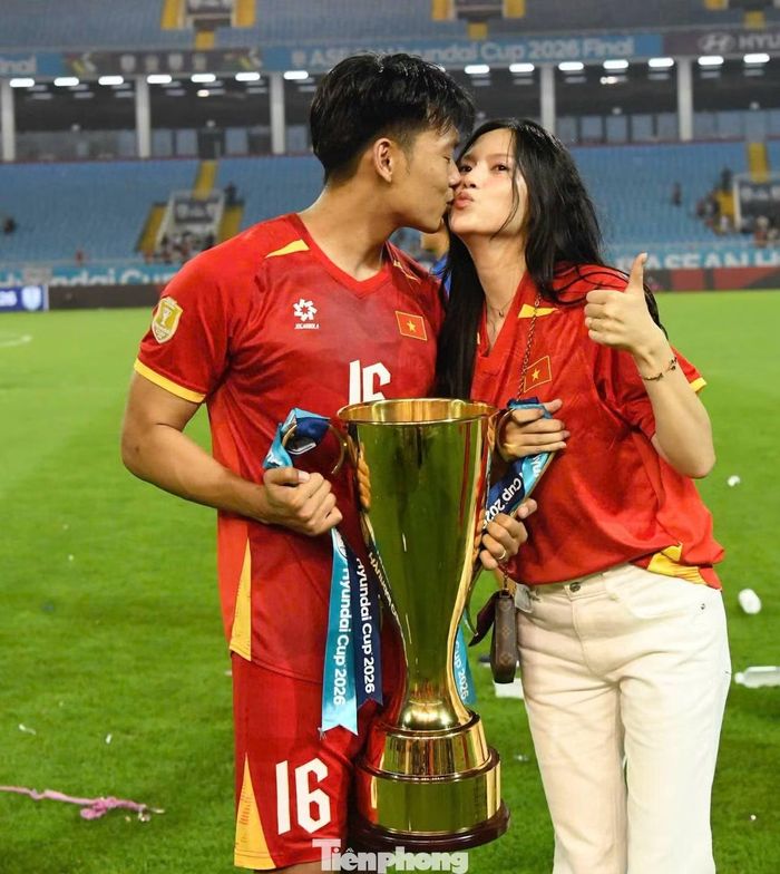 Hậu vệ người Tuyên Quang không ngần ngại hôn vợ, hot girl Ngô Tố Uyên, trên sân Mỹ Đình. Nguyễn Thành Chung và vợ kết hôn vào năm 2022 ở Hà Nội. Họ có hai con trai. Tố Uyên được nhận xét là nàng WAG có ngoại hình đẹp nhất nhì Việt Nam.