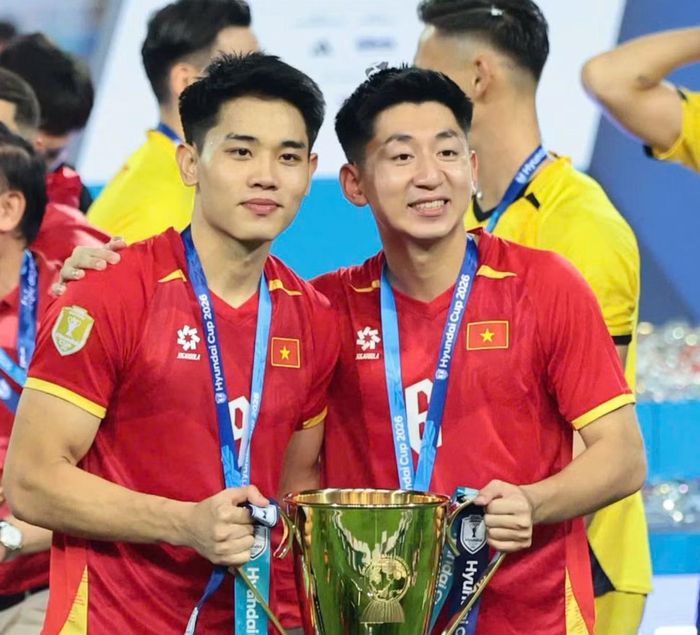 Đình Bắc nâng cao chiếc cúp cùng trung vệ Nhật Binh. Bộ đôi cầu thủ trẻ của Việt Nam đã chinh phục vinh quang ở SEA Games 33, thi đấu tốt ở VCK U23 châu Á 2026 cho đến thành công ở ASEAN Cup 2026.