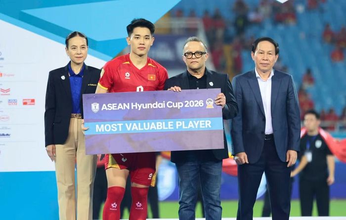 Đình Bắc khép lại giải đấu với 2 giải thưởng cá nhân danh giá: Cầu thủ xuất sắc nhất ASEAN Cup 2026 và cùng Xuân Son giành Vua phá lưới. Ở tuổi 22, Đình Bắc chinh phục mọi danh hiệu ở cấp độ U23 và đội tuyển Việt Nam. Tại ASEAN Cup 2026, anh là tiền đạo duy nhất được HLV Kim Sang-sik xếp đá chính cả 8 trận.
