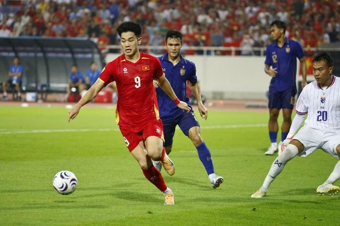 Trong trận chung kết lượt về, Đình Bắc không ghi bàn hay kiến tạo. Tuy nhiên, tiền đạo mang áo số 9 hoạt động năng nổ. Anh vẫn là "cỗ máy" không biết mệt, là người dám cầm bóng đột phá và đối đầu trực diện với các hậu vệ Thái Lan. Vì lối chơi phóng khoáng và đột biến, Đình Bắc được CĐV Việt Nam dành tình cảm đặc biệt tại ASEAN Cup 2026.